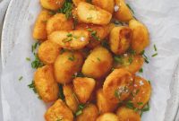 Crispy Oven-Roasted Potatoes with Garlic and Herbs