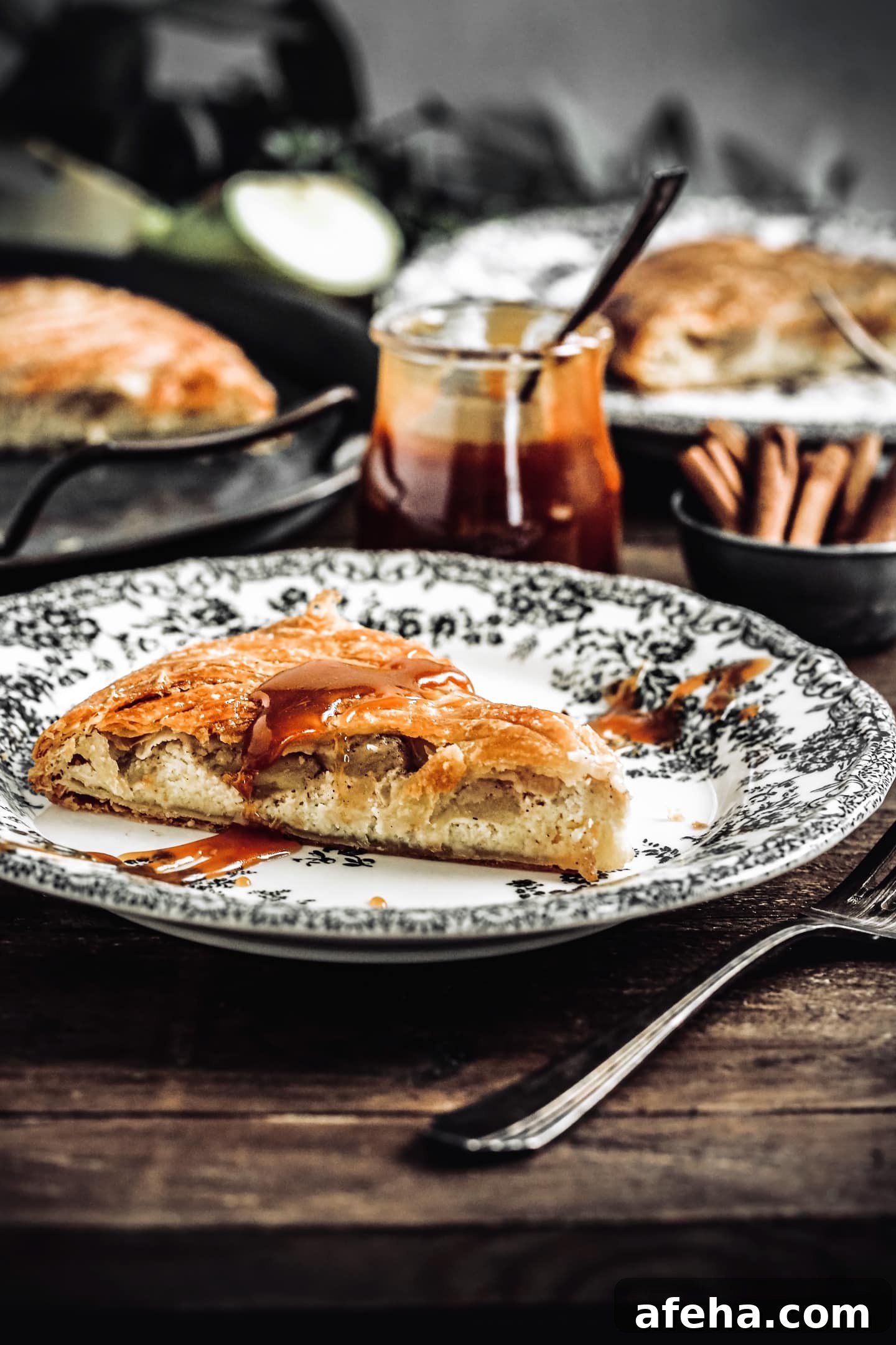 Part de galette aux pommes sur une assiette